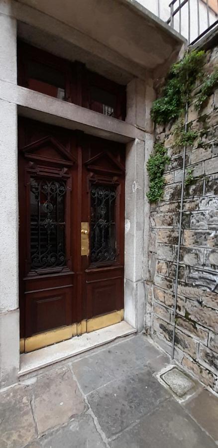 Casa Antica - Historical Apartment In Old City Center Trieste Exterior foto